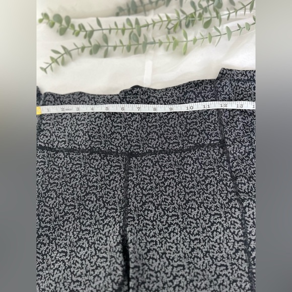 Athleta Black White Static Ultimate Stash Textured 7/8 Tight Leggings Medium - Picture 3 of 11